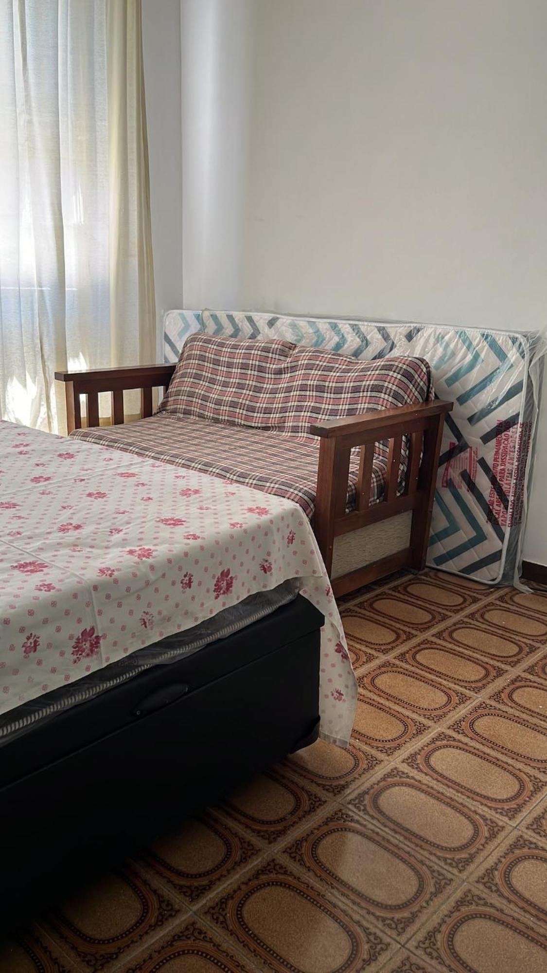 Em Frente A Apartamento *